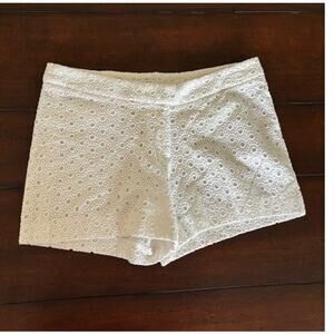 Crown & Ivy Size 6 White Shorts‎ w/ Lace Overlay